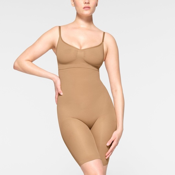 SKIMS Everyday sculpt above the knee short in ochre 4x - Picture 2 of 3